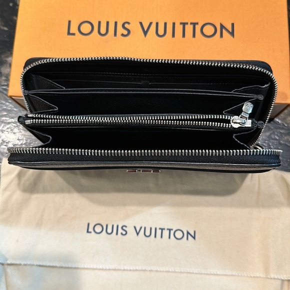 Louis Vuitton Wallet - Picture 4 of 7